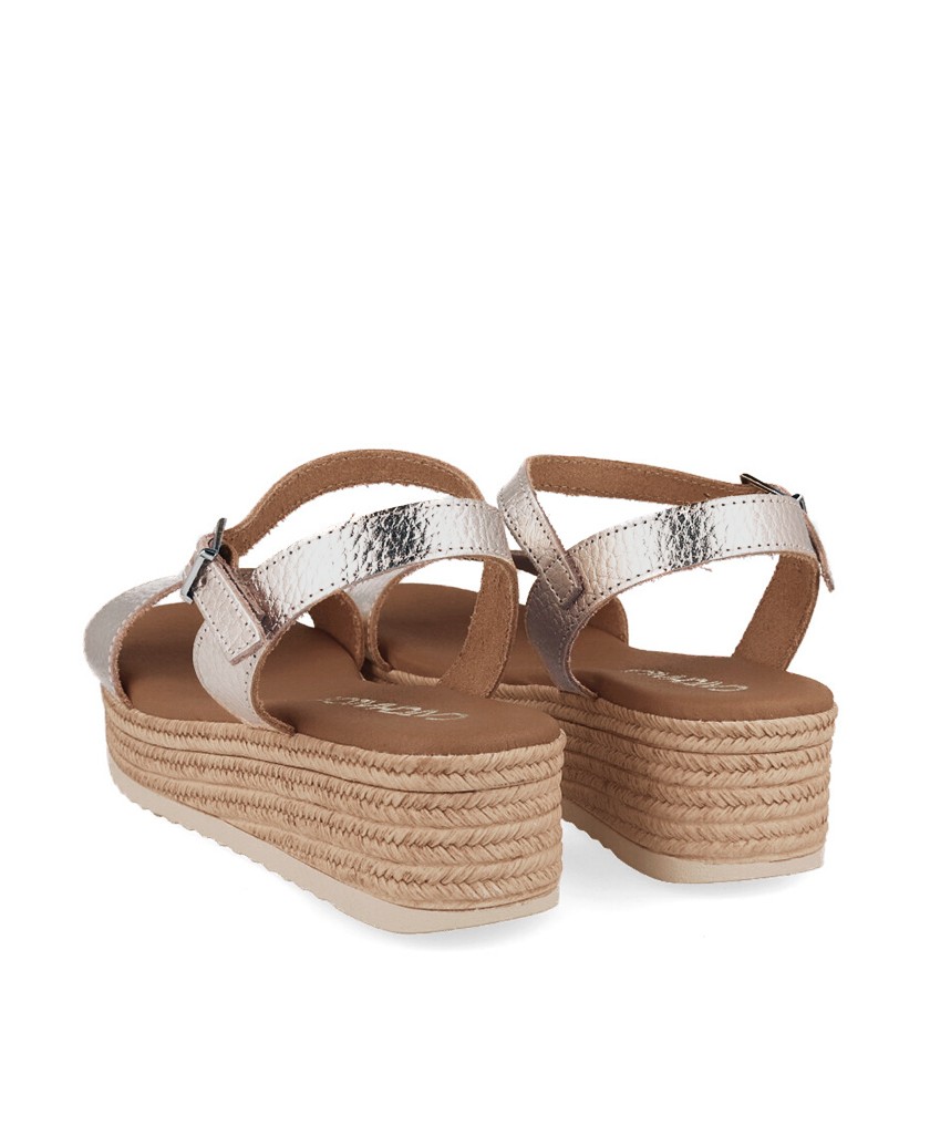 Sandalia metalizada con plataforma Catchalot 5700