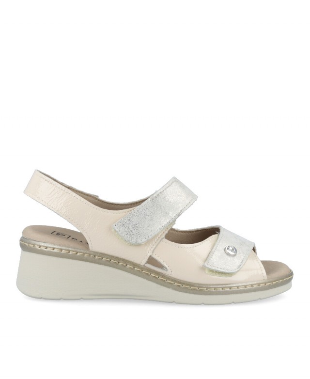 Sandalia beige de mujer con cuña Pitillos 10312