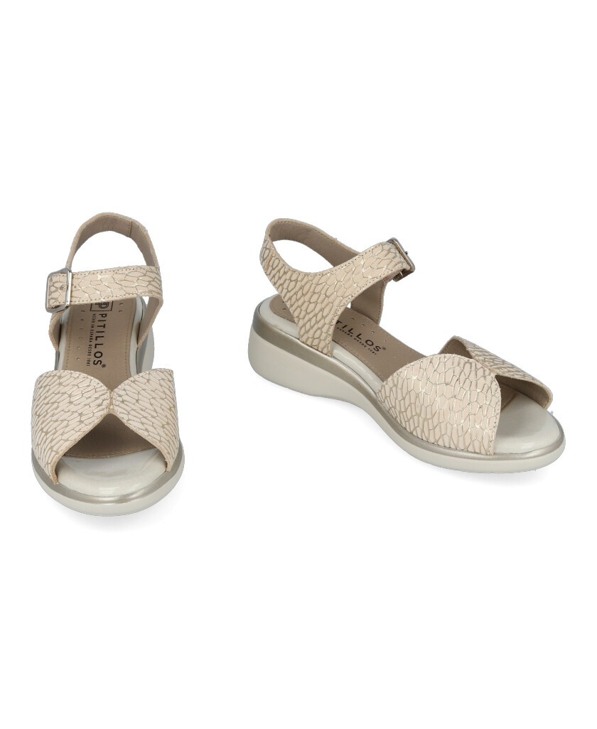 Sandalia beige metalizada con cuña Pitillos 10343