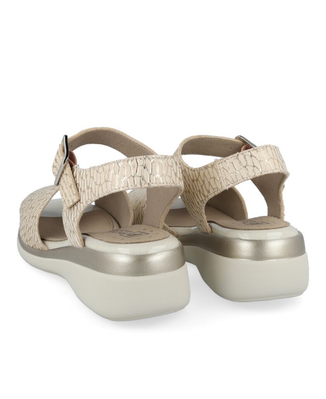 Sandalia beige metalizada con cuña Pitillos 10343