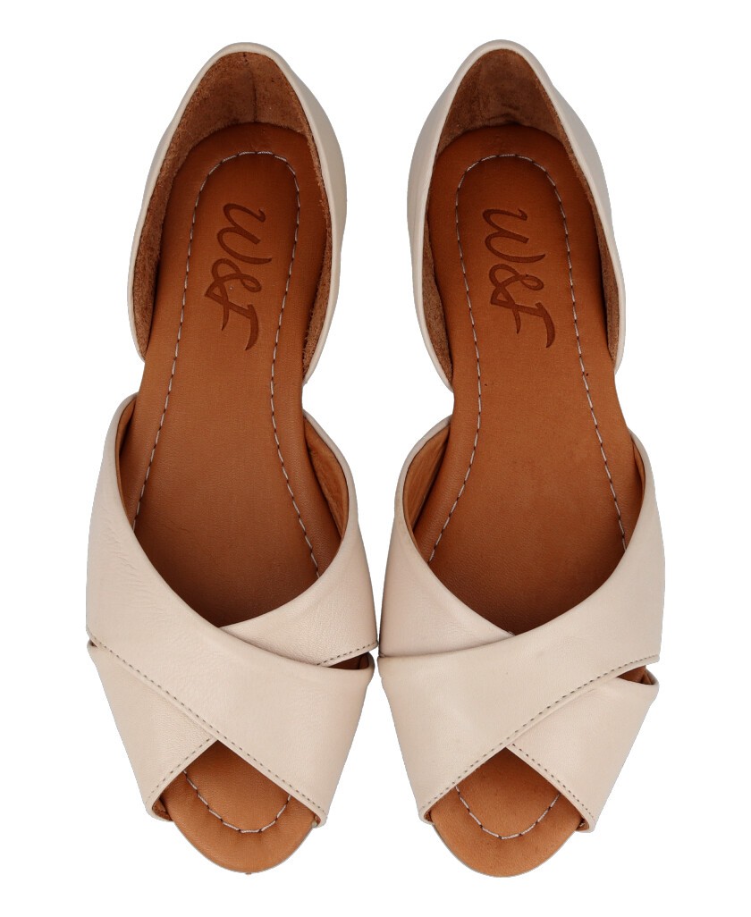 Sandalias para mujer en color beige Caracteristicas con hebilla altura de piso 1 cm zapato de estilo casual suela de goma termo