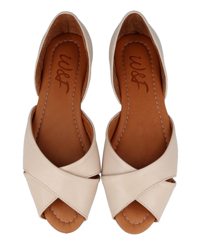 Sandalias para mujer en color beige Caracteristicas con hebilla altura de piso 1 cm zapato de estilo casual suela de goma termo