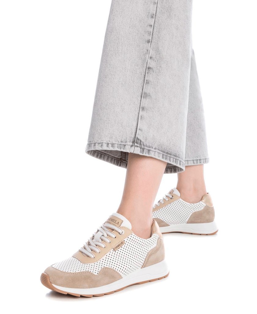 Carmela 162151 Lace-Up Die-Cut Sneaker