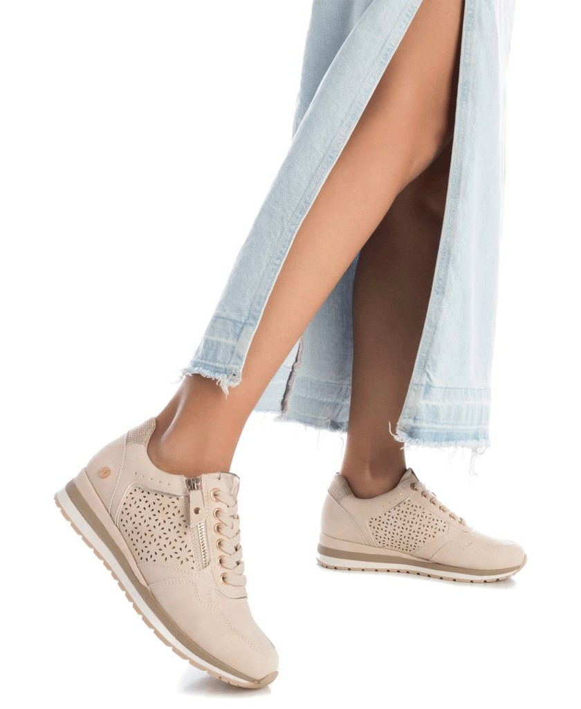 Zapatillas beige troqueladas Xti 142234