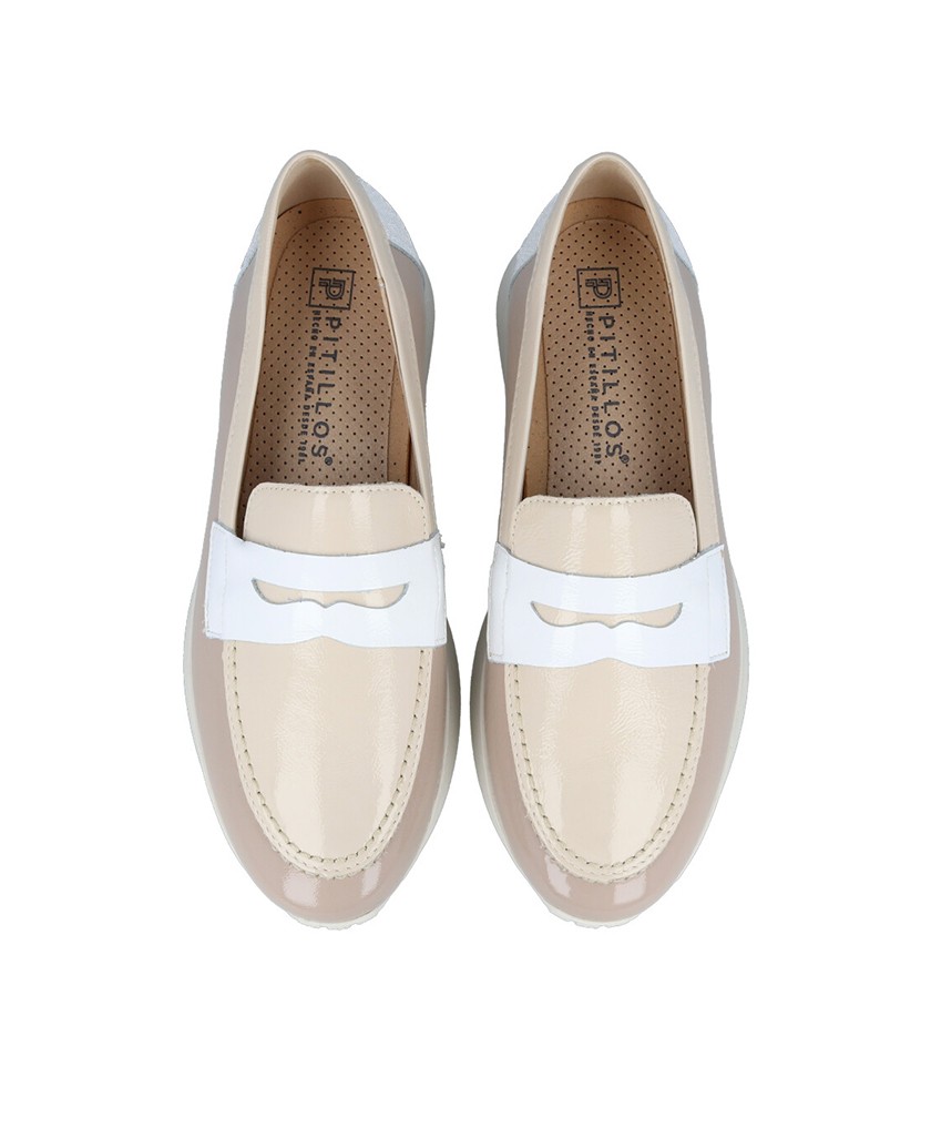Mocasines de charol de color beige Pitillos 10420