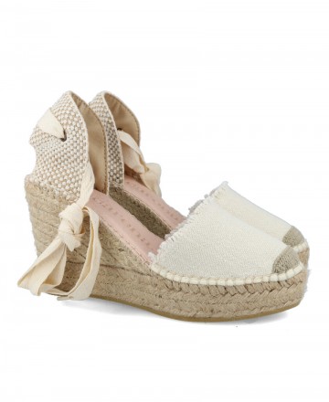 h2Espardenas Macarena Musa 27strong strong h2 pbEspardenas Macarena Musa 27 b para mujer en color beige con cordones tipo la