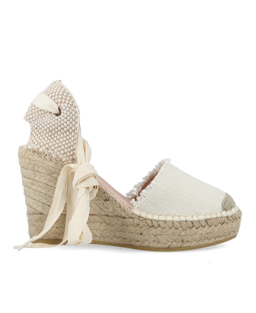 h2Espardenas Macarena Musa 27strong strong h2 pbEspardenas Macarena Musa 27 b para mujer en color beige con cordones tipo la