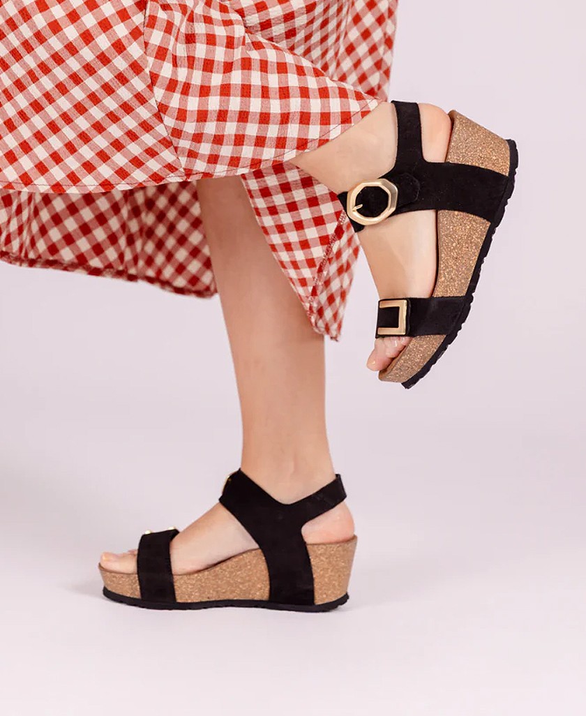 Sandalia con cuña color negro Yokono Bari 255