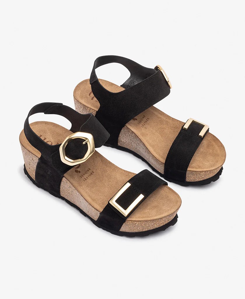 Sandalia con cuña color negro Yokono Bari 255