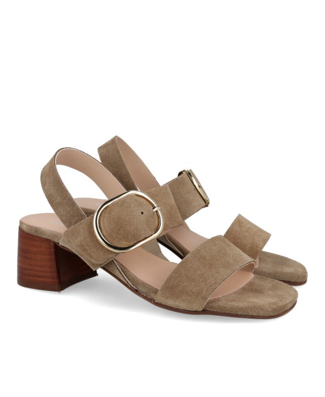 pSandalias para mujer en color taupe Caracteristicas con hebilla altura de piso 4 cm zapato de estilo casual suela de goma term