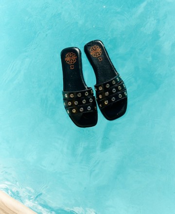 Sandalia negra con tachuelas Porronet Venus 3119