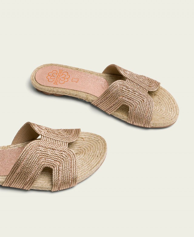 h2Sandalias planas Porronet Carolina W210 079 h2 pDale a tus pasos un toque de elegancia discreta con las Sandalias Planas Porr