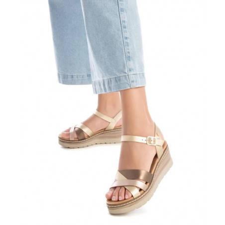 Sandalia de cuña casual metalizada Xti 142853