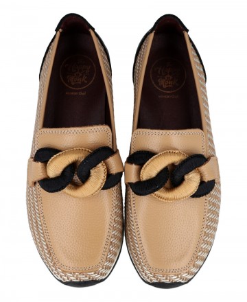h2Mocasines beige de piel Happy Monk Vanity 011 h2 pDescubre la comodidad elevada a su maxima expresion con los zapatos Happy M