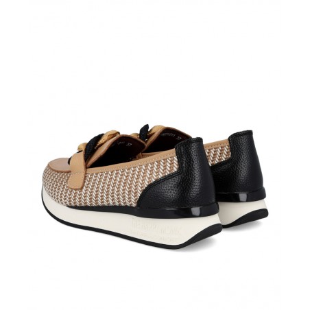 h2Mocasines beige de piel Happy Monk Vanity 011 h2 pDescubre la comodidad elevada a su maxima expresion con los zapatos Happy M