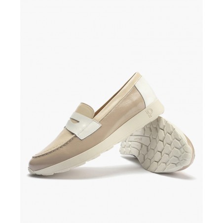 Mocasines de charol de color beige Pitillos 10420
