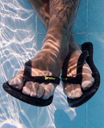 Chanclas para hombre en color negro Caracteristicas esclava altura de piso 1 cm ideal para la playa o la piscina suela de PVC e