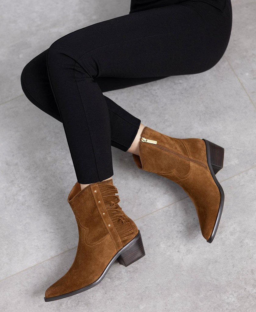 Camel-colored cowboy ankle boots Carmela 162663