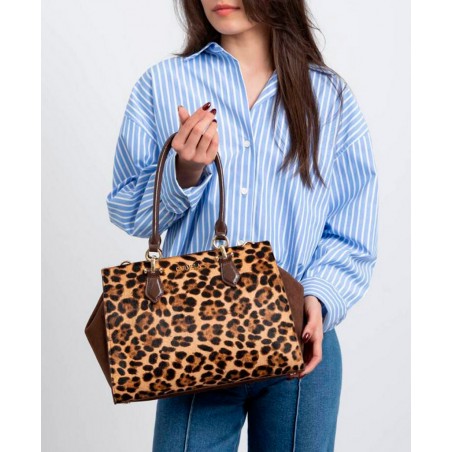 h2Bolso de mujer animal print Carmela 186185 h2 pEste bolso de mujer de la marca Carmela es mucho mas que un accesorio es una d