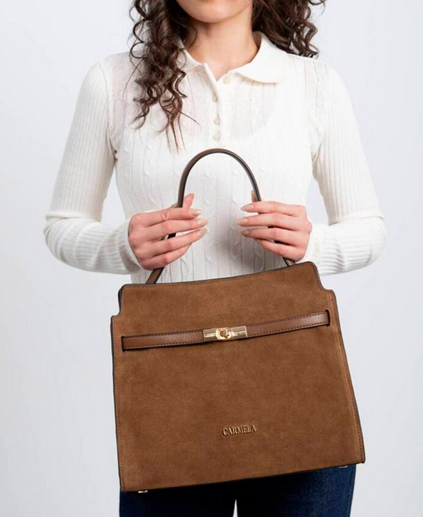 h2Bolso de piel con doble asa Carmela 186168 h2 pEl bolso de mujer Carmela 186168 en color marron es la pieza clave que tu cole
