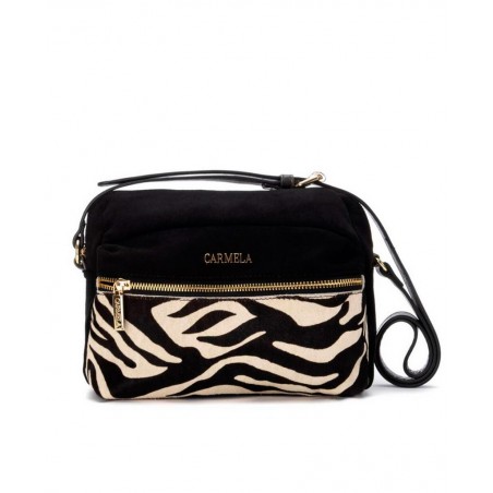 h2Bolso bandolera Carmela 186186 h2 pEl bolso bandolera Carmela 186186 en color negro es mucho mas que un accesorio es una decl