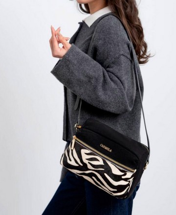 h2Bolso bandolera Carmela 186186 h2 pEl bolso bandolera Carmela 186186 en color negro es mucho mas que un accesorio es una decl