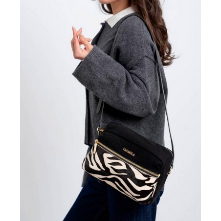 h2Bolso bandolera Carmela 186186 h2 pEl bolso bandolera Carmela 186186 en color negro es mucho mas que un accesorio es una decl
