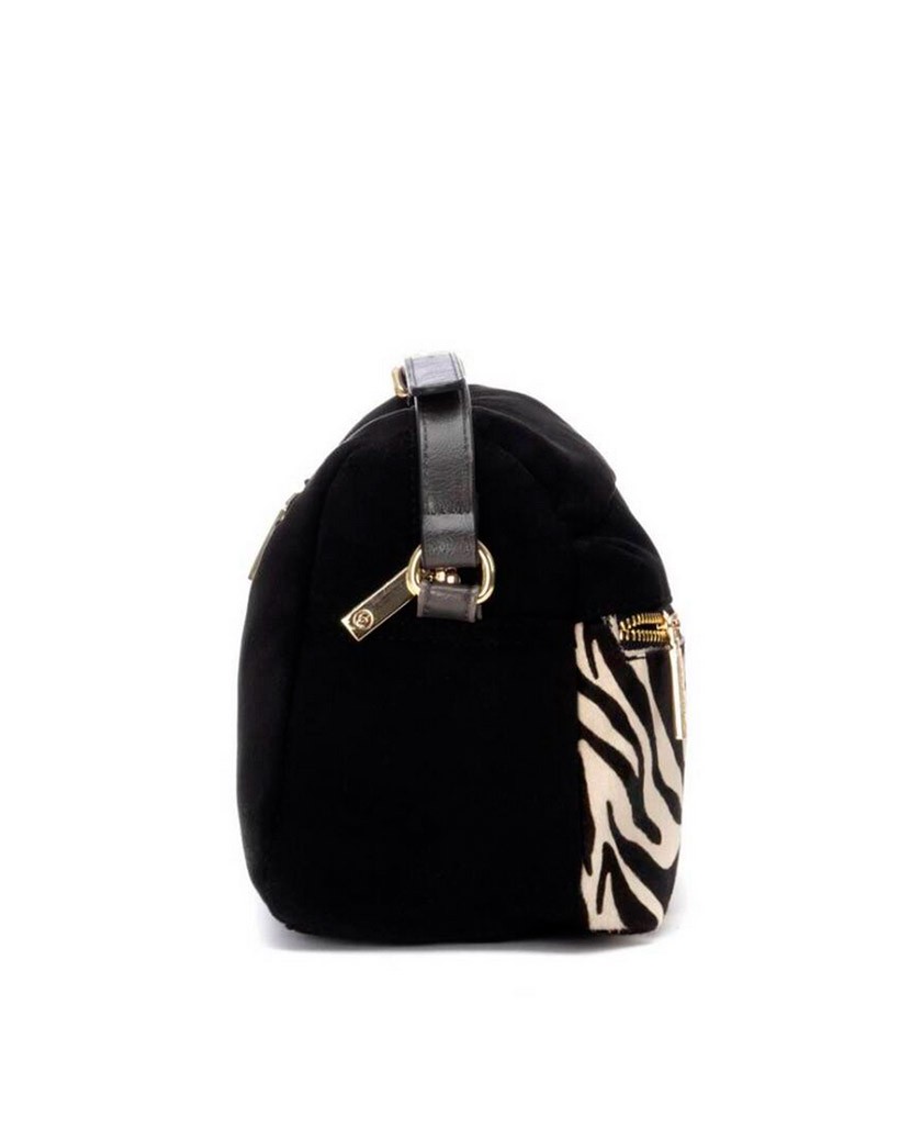 h2Bolso bandolera Carmela 186186 h2 pEl bolso bandolera Carmela 186186 en color negro es mucho mas que un accesorio es una decl