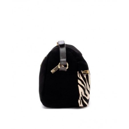 h2Bolso bandolera Carmela 186186 h2 pEl bolso bandolera Carmela 186186 en color negro es mucho mas que un accesorio es una decl