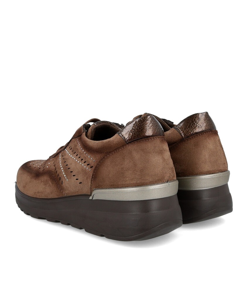 Sneakers troqueladas y con brillo Amarpies 29393