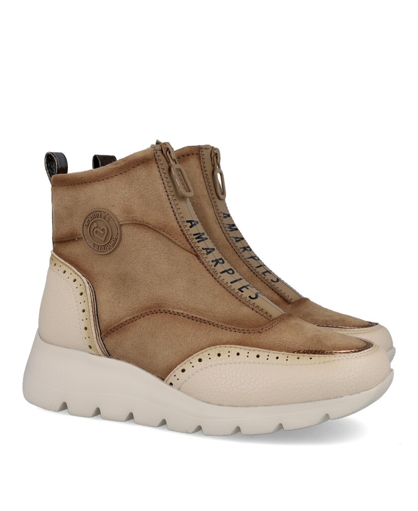 Botín casual con cuña color beige Amarpies 29419