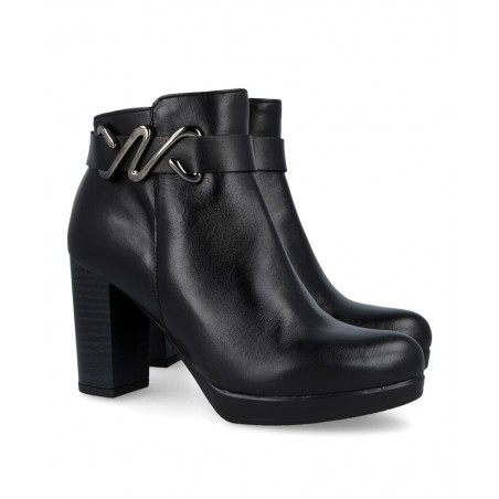 h2Botines altos con abalorio Patricia Miller 6956 h2 pDeslumbra con los zapatos Patricia Miller 6956 una pieza clave de la temp