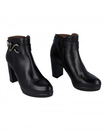 h2Botines altos con abalorio Patricia Miller 6956 h2 pDeslumbra con los zapatos Patricia Miller 6956 una pieza clave de la temp