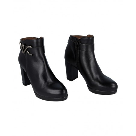 h2Botines altos con abalorio Patricia Miller 6956 h2 pDeslumbra con los zapatos Patricia Miller 6956 una pieza clave de la temp