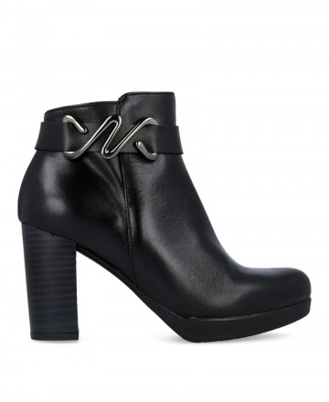 h2Botines altos con abalorio Patricia Miller 6956 h2 pDeslumbra con los zapatos Patricia Miller 6956 una pieza clave de la temp
