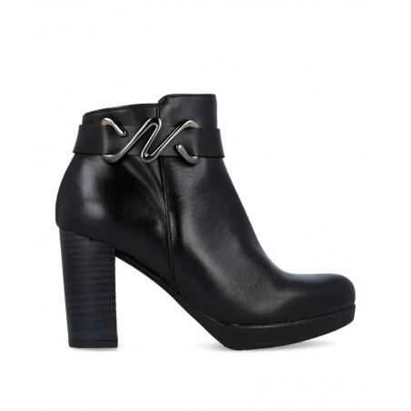 h2Botines altos con abalorio Patricia Miller 6956 h2 pDeslumbra con los zapatos Patricia Miller 6956 una pieza clave de la temp