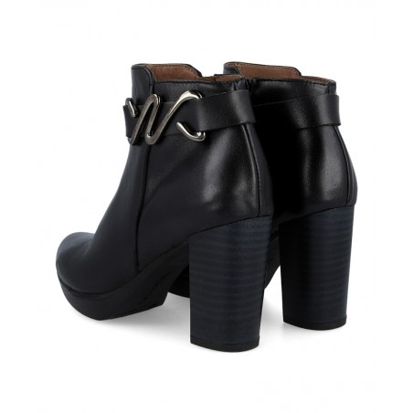 h2Botines altos con abalorio Patricia Miller 6956 h2 pDeslumbra con los zapatos Patricia Miller 6956 una pieza clave de la temp