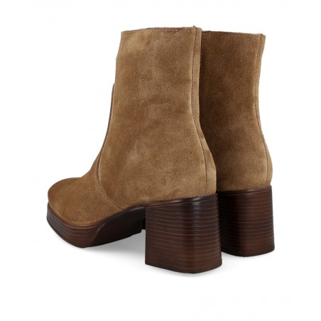 h2Botin taupe con plataforma Patricia Miller 6911 h2 pEleva tu estilo con el botin Patricia Miller modelo 6911 una declaracion 