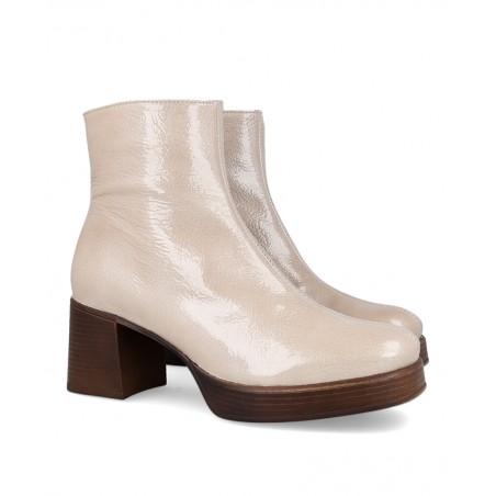 h2Botines con acabado satinado Patricia Miller 6412 h2 pMarca tendencia con el deslumbrante zapato Patricia Miller 6412 una pie