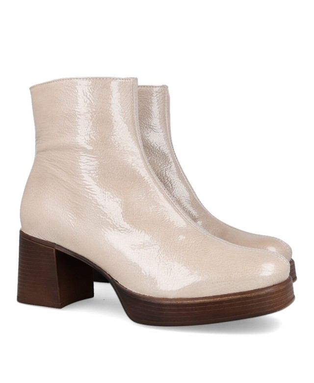 h2Botines con acabado satinado Patricia Miller 6412 h2 pMarca tendencia con el deslumbrante zapato Patricia Miller 6412 una pie