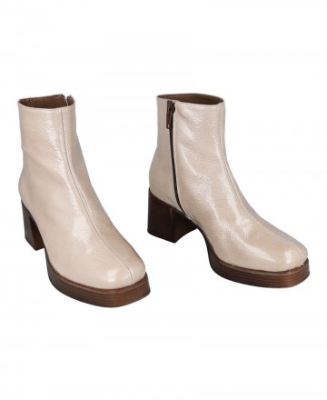 h2Botines con acabado satinado Patricia Miller 6412 h2 pMarca tendencia con el deslumbrante zapato Patricia Miller 6412 una pie
