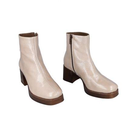 h2Botines con acabado satinado Patricia Miller 6412 h2 pMarca tendencia con el deslumbrante zapato Patricia Miller 6412 una pie