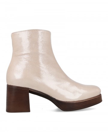 h2Botines con acabado satinado Patricia Miller 6412 h2 pMarca tendencia con el deslumbrante zapato Patricia Miller 6412 una pie