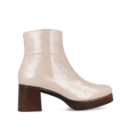 h2Botines con acabado satinado Patricia Miller 6412 h2 pMarca tendencia con el deslumbrante zapato Patricia Miller 6412 una pie