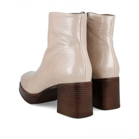 h2Botines con acabado satinado Patricia Miller 6412 h2 pMarca tendencia con el deslumbrante zapato Patricia Miller 6412 una pie