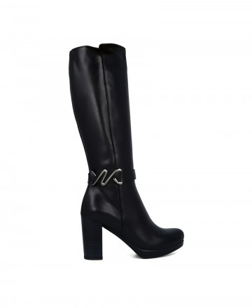 h2Botas negras con abalorio Patricia Miller 6955 h2 pDeslumbra con la sofisticacion audaz que te ofrecen las botas Patricia Mil