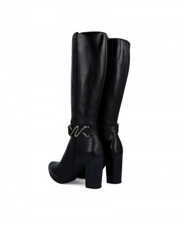 h2Botas negras con abalorio Patricia Miller 6955 h2 pDeslumbra con la sofisticacion audaz que te ofrecen las botas Patricia Mil