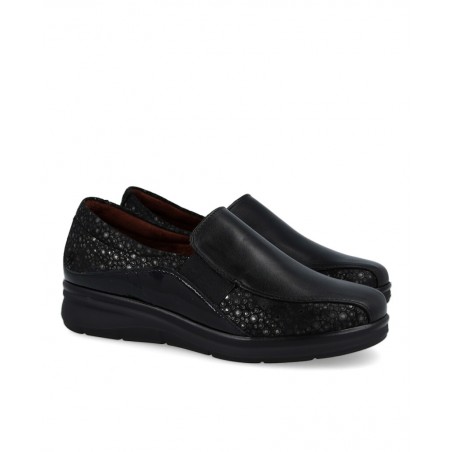 h2Mocasin casual negro con brillo Pitillos 10702 h2 pAnade un destello de elegancia diaria a tus pasos con los mocasines Pitill