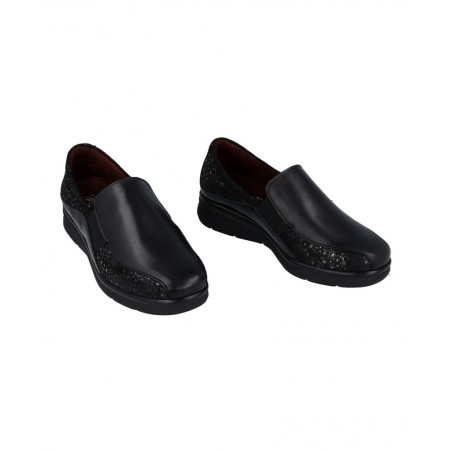 h2Mocasin casual negro con brillo Pitillos 10702 h2 pAnade un destello de elegancia diaria a tus pasos con los mocasines Pitill