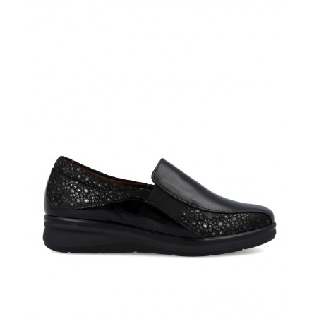 h2Mocasin casual negro con brillo Pitillos 10702 h2 pAnade un destello de elegancia diaria a tus pasos con los mocasines Pitill